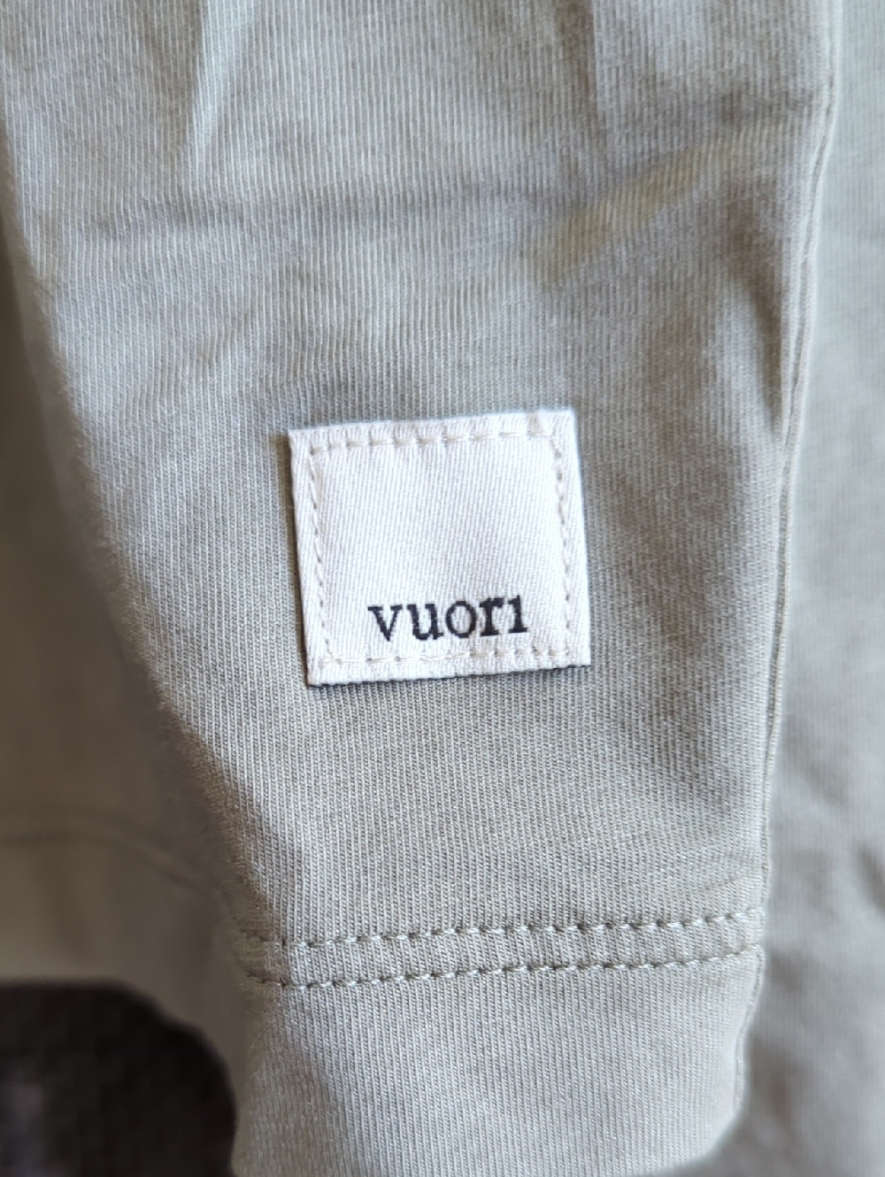 Vuori Sage Green Long Sleeve Feather Tee NWT - Picture 4 of 9